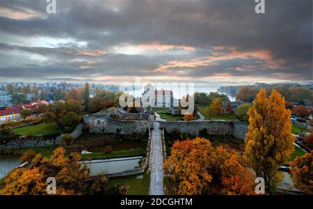 Castello di Tata città in Ungheria. Incredibile forte d'acqua vicino al lago Vecchio. Costruito nel 13 ° secolo. Splendida vista spettacolare dell'alba. Foto Stock