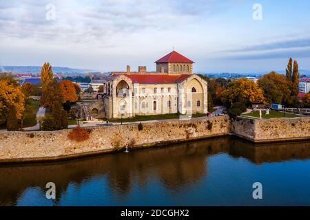 Castello di Tata città in Ungheria. Incredibile forte d'acqua vicino al lago Vecchio. Costruito nel 13 ° secolo. Splendida vista spettacolare dell'alba. Foto Stock