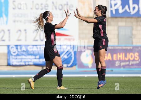 Siviglia, Spagna. 21 Nov 2020. Kosovare Asllani del Real Madrid celebra un gol con Marta Cardona del Real Madrid durante la partita Primera Iberdrola tra Real Betis e Real Madrid a Ciudad Deportiva Luis del Sol a Siviglia, Spagna. Credit: Jose Luis Contreras/DAX/ZUMA Wire/Alamy Live News Foto Stock