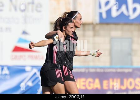 Siviglia, Spagna. 21 Nov 2020. Kosovare Asllani del Real Madrid celebra un gol con Marta Cardona del Real Madrid durante la partita Primera Iberdrola tra Real Betis e Real Madrid a Ciudad Deportiva Luis del Sol a Siviglia, Spagna. Credit: Jose Luis Contreras/DAX/ZUMA Wire/Alamy Live News Foto Stock