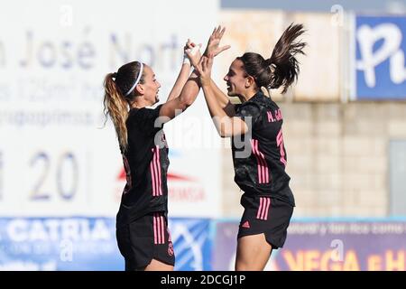 Siviglia, Spagna. 21 Nov 2020. Kosovare Asllani del Real Madrid celebra un gol con Marta Cardona del Real Madrid durante la partita Primera Iberdrola tra Real Betis e Real Madrid a Ciudad Deportiva Luis del Sol a Siviglia, Spagna. Credit: Jose Luis Contreras/DAX/ZUMA Wire/Alamy Live News Foto Stock