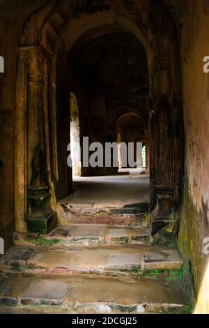 Vista del tramonto a Talatal Ghar a Rangpur, Sivasagar, Assam. I più grandi esempi di architettura Tai Ahom Foto Stock