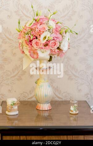 Bel bouquet nuziale in vaso in camera da letto Foto Stock