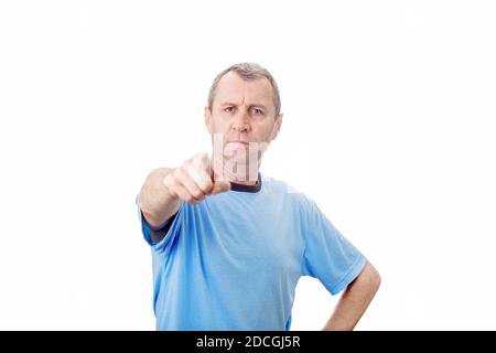 Arrabbiato giovane uomo di mezza età che punta il dito indice mostrando alla macchina fotografica, come scolding qualcuno, isolato su sfondo bianco con spazio di copia. Foto Stock