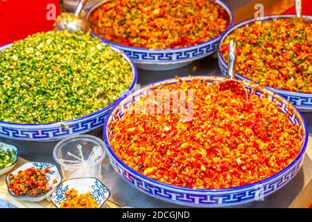 Specialità locali in mostra nella città vecchia di Ciqikou, Shapingba, Chongqing, Cina, Asia Foto Stock