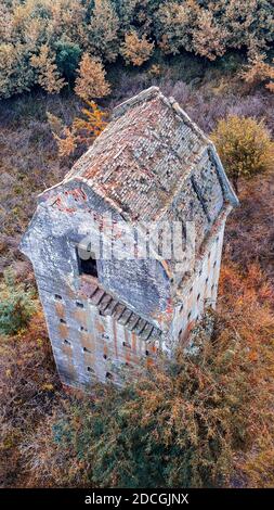 Silo OAT vicino a Mezőhegyes. Deposito agricolo del 19 ° secolo. Abbandonato rovina monumento oggi. Foto Stock