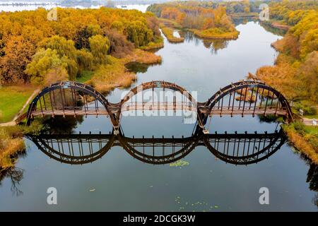 Isola di Kanyavar piccola balaton in Ungheria. Famosa area naturale. Qui vivono animali e natura incredibili. Attraverso un incredibile ponte di legno Foto Stock