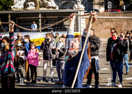 Roma, Roma, Italia. 21 Nov 2020. Un attivista durante l'ultimo momento della performance. Credit: Luigi vantaggiato/ZUMA Wire/Alamy Live News Foto Stock