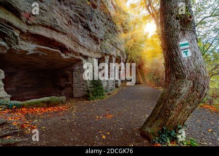 Grotte Monk colline Thihany Ungheria. Questo posto fantastico si trova vicino al lago Balaton. Fantastiche grotte storiche mediovali dove vivevano i monaci Foto Stock