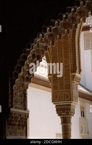 Colonna e arco decorati con motivi arabi nell'Alhambra, Andalusia, Spagna Foto Stock