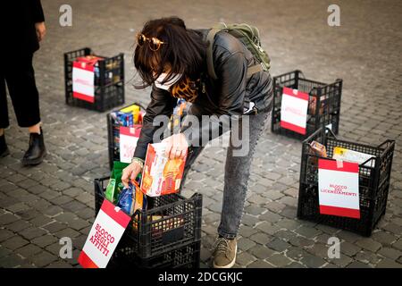 Roma, Roma, Italia. 21 Nov 2020. Una donna lascia il cibo per la carità durante la manifestazione. Credit: Luigi vantaggiato/ZUMA Wire/Alamy Live News Foto Stock