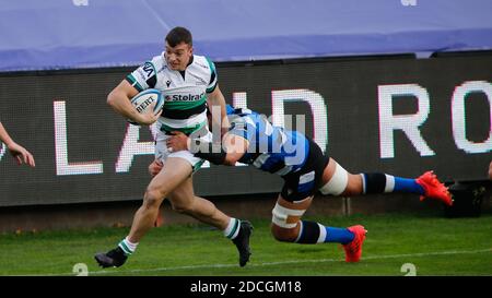 Bath, Regno Unito. 02 novembre 2020. BATH, INGHILTERRA. 22 NOVEMBRE Adam Radwan di Newcastle Falcons affronta la difesa di Bath durante la partita della Gallagher Premiership tra Bath Rugby e Newcastle Falcons al Recreation Ground, Bath, domenica 22 novembre 2020. (Credit: Chris Lishman | MI News) Credit: MI News & Sport /Alamy Live News Foto Stock