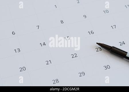 Calendario bianco e marcatore nero, nessuna selezione del giorno, concetto di data Foto Stock
