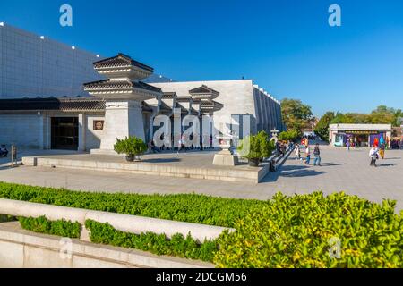 Vista dell'ingresso al Museo delle Tombe dei Guerrieri di Terracotta, Xi'an, provincia Shaanxi, Repubblica Popolare Cinese, Asia Foto Stock