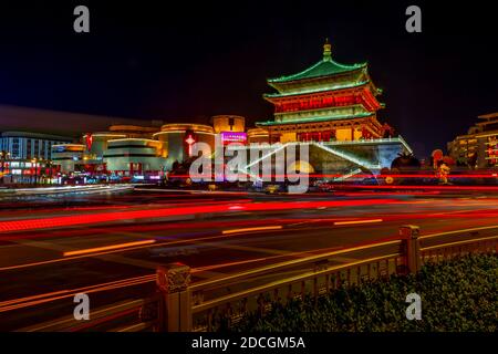 Vista del famoso Campanile in Xi'an centro città di notte, Xi'an, provincia Shaanxi, Repubblica Popolare Cinese, Asia Foto Stock