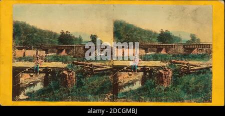 Il ponte di ferro e le rovine di Old Mill, vicino a Spence Creek, Huntington Co., E. & H.T. Anthony (azienda), Pennsylvania Railroad, Pennsylvania, Contea di Huntingdon (Pa Foto Stock