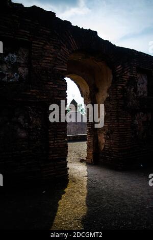 Vista del tramonto a Talatal Ghar a Rangpur, Sivasagar, Assam. I più grandi esempi di architettura Tai Ahom Foto Stock