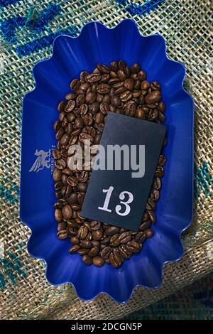 Contenitori con chicchi di caffè con numero in preparazione per una degustazione di caffè. Foto Stock