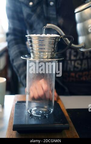 Gran Bretagna / Inghilterra / Londra /Coffee Style /Barista sta facendo un caffè filtro con la macchina da caffè Kalita Wave. Foto Stock