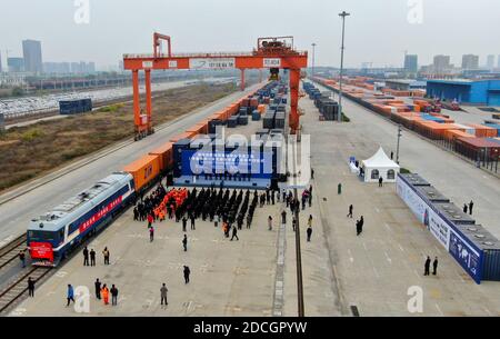 (201121) -- ZHENGZHOU, 21 novembre 2020 (Xinhua) -- Foto aerea mostra un treno merci Cina-Europa diretto per Helsinki, Finlandia, in attesa di partenza alla stazione di Putian di Zhengzhou, provincia centrale di Henan, 20 novembre 2020. Venerdì mattina è stata lanciata una nuova tratta di treni merci Cina-Europa che collega il centro di trasporto cinese centrale di Zhengzhou e Helsinki in Finlandia. Il treno che trasportava 43 contenitori, che conteneva merci tra cui maschere mediche monouso, attrezzature mediche e tute di nocciole, partì intorno alle 10:40 venerdì dalla stazione di Putian di Zhengzhou. Il carico totale pesa 461 tonnellate, p. Foto Stock