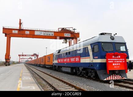 (201121) -- ZHENGZHOU, 21 novembre 2020 (Xinhua) -- UN treno merci Cina-Europa diretto a Helsinki, Finlandia, attende la partenza alla stazione di Putian di Zhengzhou, provincia di Henan della Cina centrale, 20 novembre 2020. Venerdì mattina è stata lanciata una nuova tratta di treni merci Cina-Europa che collega il centro di trasporto cinese centrale di Zhengzhou e Helsinki in Finlandia. Il treno che trasportava 43 contenitori, che conteneva merci tra cui maschere mediche monouso, attrezzature mediche e tute di nocciole, partì intorno alle 10:40 venerdì dalla stazione di Putian di Zhengzhou. Il carico totale pesa 461 tonnellate, per un valore di circa 3 milli Foto Stock