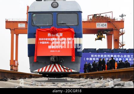 (201121) -- ZHENGZHOU, 21 novembre 2020 (Xinhua) -- UN treno merci Cina-Europa diretto a Helsinki, Finlandia, attende la partenza alla stazione di Putian di Zhengzhou, provincia di Henan della Cina centrale, 20 novembre 2020. Venerdì mattina è stata lanciata una nuova tratta di treni merci Cina-Europa che collega il centro di trasporto cinese centrale di Zhengzhou e Helsinki in Finlandia. Il treno che trasportava 43 contenitori, che conteneva merci tra cui maschere mediche monouso, attrezzature mediche e tute di nocciole, partì intorno alle 10:40 venerdì dalla stazione di Putian di Zhengzhou. Il carico totale pesa 461 tonnellate, per un valore di circa 3 milioni Foto Stock