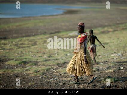 El Molo tribù donne che vanno al lago, Rift Valley Provincia, Turkana lago, Kenya Foto Stock