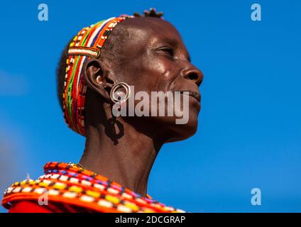 Ritratto di una donna tribù Samburu con copricapo, Contea di Samburu, Maralal, Kenya Foto Stock