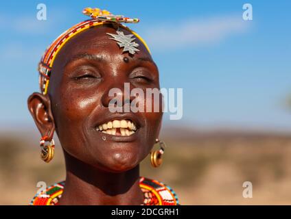 Ritratto di una donna tribù Samburu con copricapo, Contea di Samburu, Maralal, Kenya Foto Stock