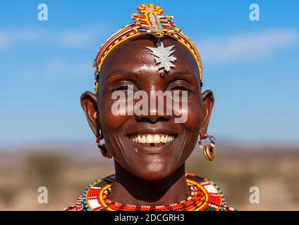 Ritratto di una donna tribù Samburu con copricapo, Contea di Samburu, Maralal, Kenya Foto Stock