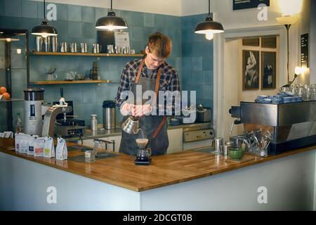 Germania/ Francoforte sul meno / stile caffè / Barista e proprietario Matthias Hoppenworth da Hoppenworth & Ploch a Francoforte . Foto Stock