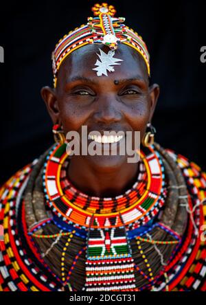 Ritratto di una donna sorridente tribù Samburu con collane con perline, Contea di Samburu, Maralal, Kenya Foto Stock