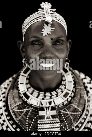 Ritratto di una donna sorridente tribù Samburu con collane con perline, Contea di Samburu, Maralal, Kenya Foto Stock