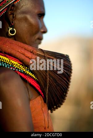 Rendille tribù donna che indossa una collana Mpooro Encorio, Rift Valley Province, Turkana Lake, Kenya Foto Stock