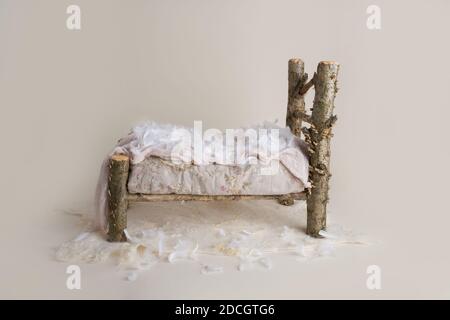 Sfondo digitale di una prop rustica di legno in foresta scura e campo di fiori. Ideale per l'uso con la fotografia di neonati e bambini! Foto Stock