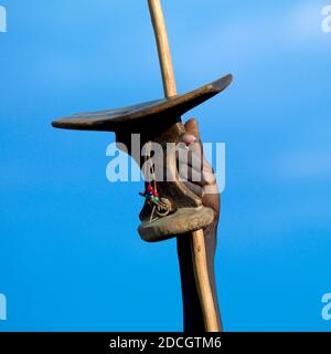 Uomo tribù Pokot con un poggiatesta in legno e una lancia, Baringo County, Baringo, Kenya Foto Stock