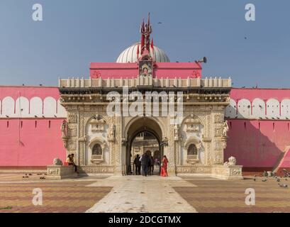 Vista orizzontale della pietra intagliata porta d'ingresso del tempio Karni Mata a Deshnok. Foto Stock