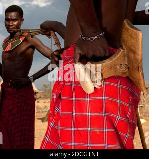 Uomini della tribù Pokot con poggiatesta in legno, Baringo County, Baringo, Kenya Foto Stock