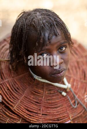 Ritratto di una ragazza tribù Pokot che indossa una grande collana, Baringo County, Baringo, Kenya Foto Stock