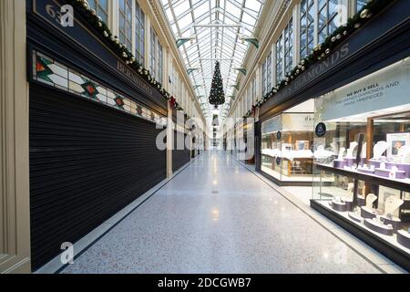 Glasgow, Scozia, Regno Unito. 21 novembre 2020. Vista del sabato pomeriggio nel centro di Glasgow il primo giorno di chiusura del 4° piano. I negozi e le aziende non essenziali sono chiusi. E le strade sono molto tranquille. Nella foto, la Argyll Arcade è vuota e i negozi sono chiusi .Iain Masterton/Alamy Live News Foto Stock