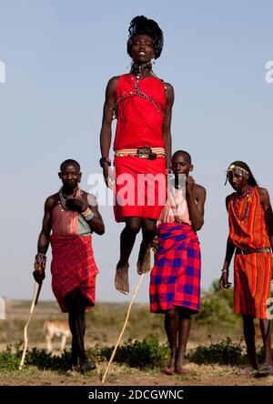 Maasai tribù uomini che saltano durante una cerimonia, Rift Valley Provincia, Maasai Mara, Kenya Foto Stock