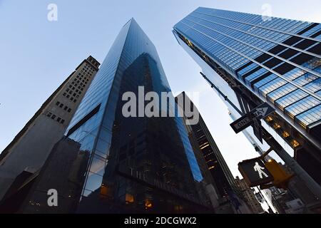 Vista notturna con il Millennium Hilton Hotel e l'architettura nell'area del World Trade Center, il quartiere finanziario di Lower Manhattan, New York City. Foto Stock