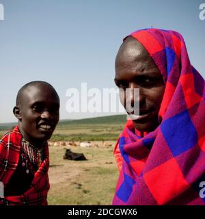 Maasai tribù uomini ritratto indossando abiti tradizionali, Rift Valley Provincia, Maasai Mara, Kenya Foto Stock