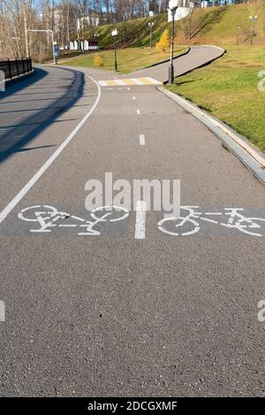 Pista ciclabile, strada per biciclette percorso ciclabile in estate, parco cittadino. Il concetto di sport e ricreazione. Foto Stock