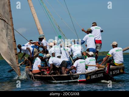 Gara di dhow durante il festival Maulid, Lamu County, Lamu, Kenya Foto Stock