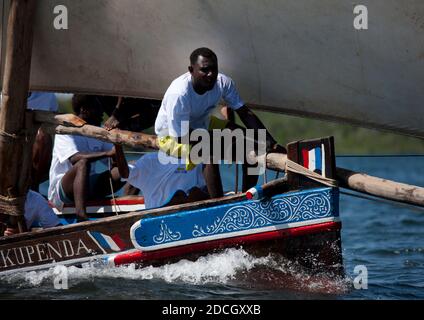 Gara di dhow durante il festival Maulid, Lamu County, Lamu, Kenya Foto Stock