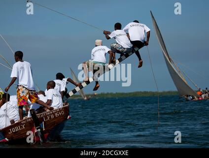 Gara di dhow durante il festival Maulid, Lamu County, Lamu, Kenya Foto Stock