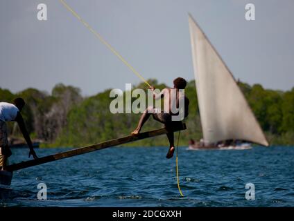 Gara di dhow durante il festival Maulid, Lamu County, Lamu, Kenya Foto Stock