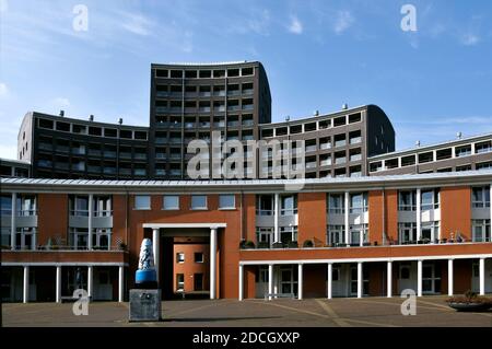 L'Aia, Paesi Bassi. Immagini tra 2013 e 2017. Stationsbuurt Urban – Renewal Housing. ‘De Croissant’, l’Aia. Dell'architetto belga Charles Foto Stock