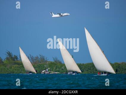 Gara di dhow durante il festival Maulid, Lamu County, Lamu, Kenya Foto Stock